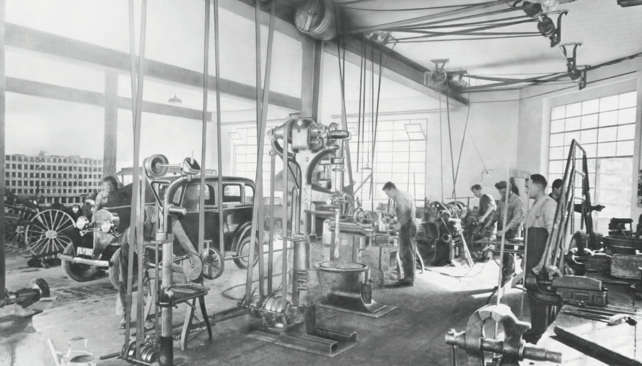 160114_Hilti_oHG_Heiner_Hilti_Fotos_06.tif Maschinenbau und Zentralgarage Eugen Hilti um 1935
2. von rechts: Eugen Hilti (1911-1964)
Analogbild: Heiner Hilti, Schaan
